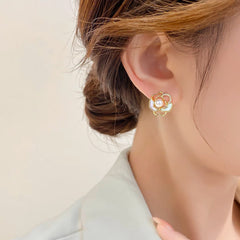 Bông Tai Hoa Hồng Nhuỵ Ngọc Trai Cánh Vàng Sát Tai