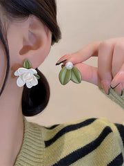 Bông Tai Bất Đối Xứng Hoa Trắng Lá Xanh Sát Tai