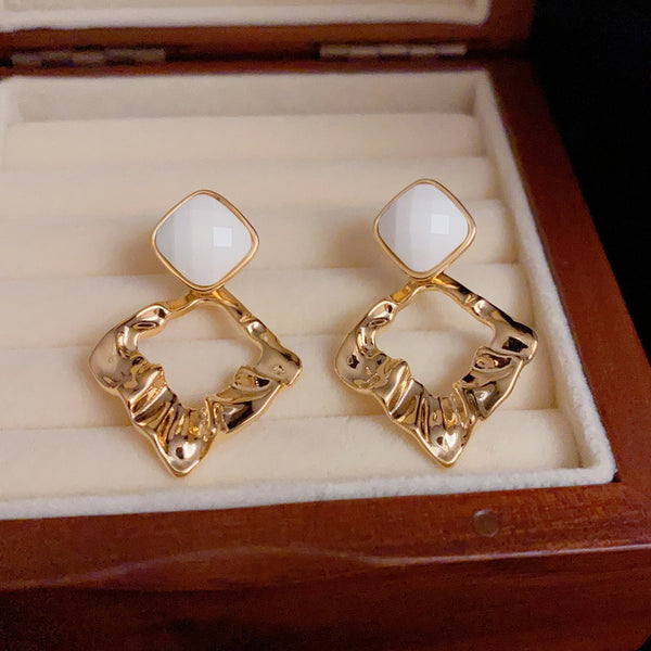 BÔNG TAI TÒN TENG HÌNH THOI ĐÔI TRẮNG PHỐI BẢN HỢP KIM VÀNG CÁ TÍNH