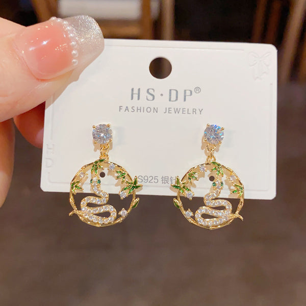 BÔNG TAI TÒN TENG SNAKE ĐÍNH ĐÁ TRẮNG PHỐI LÁ XANH ĐỘC LẠ