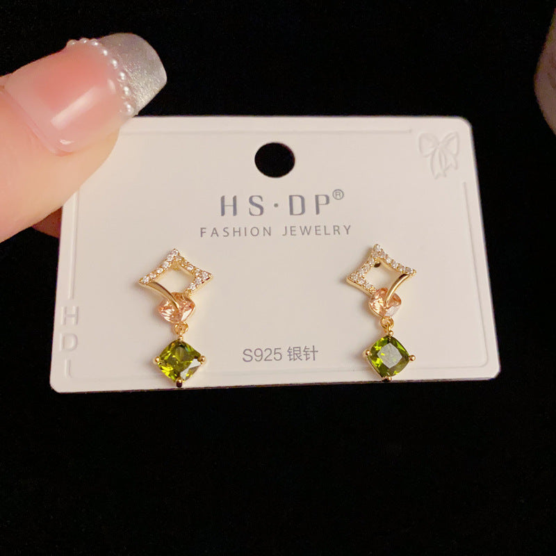 BÔNG TAI TÒN TENG DÁNG THOI ĐÍNH ĐÁ TRẮNG PHỐI ĐÁ XANH LỤC 1 HẠT NỔI BẬT