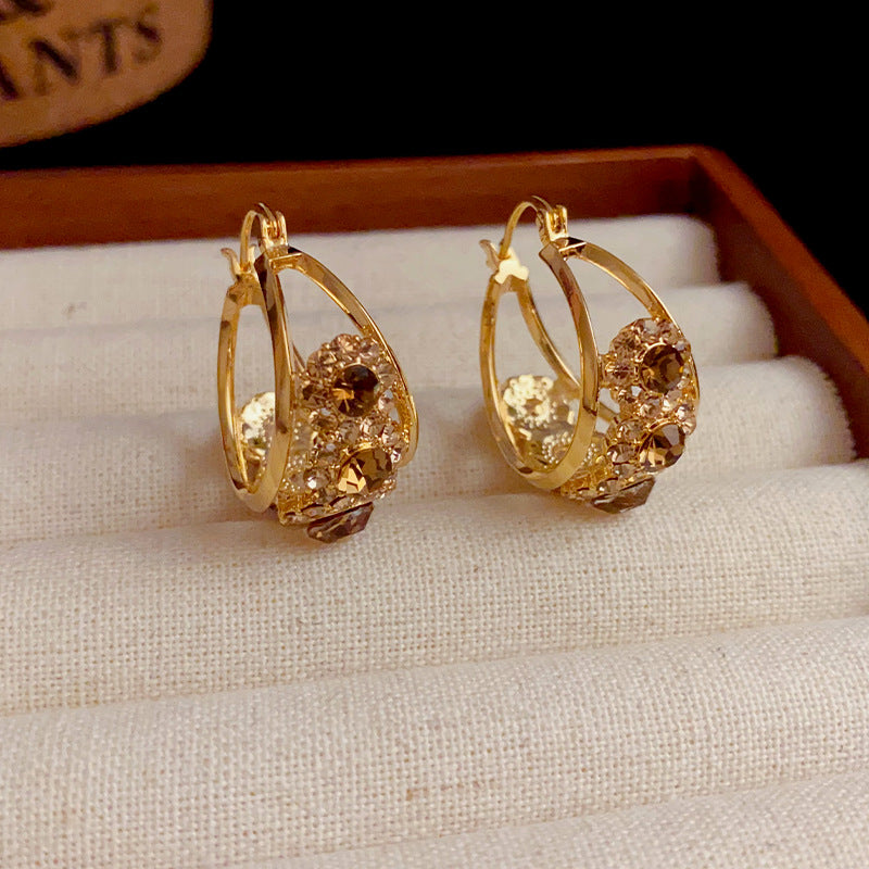 Bông Tai Khoen Tròn Phối Hoa Đá Nâu Trà Lạ Mắt