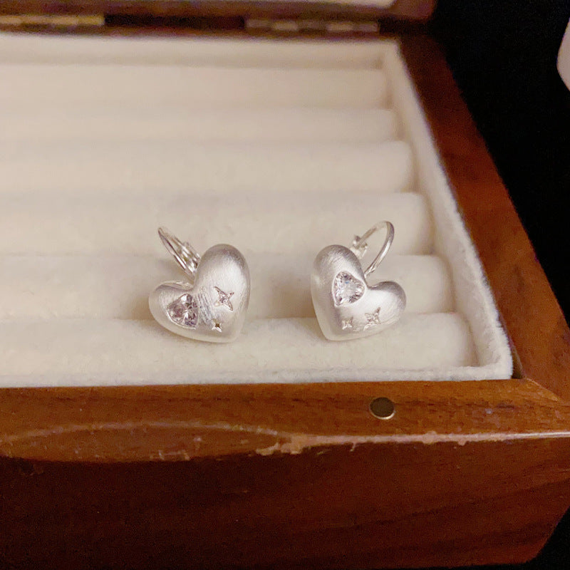 BÔNG TAI KHOEN TRÁI TIM BẠC NHÁM ĐÍNH ĐÁ TRẮNG ĐỘC ĐÁO