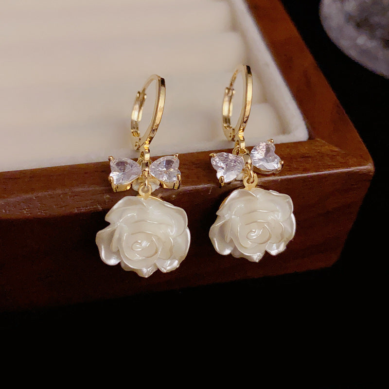 Bông Tai Khoen Tòn Teng Nơ Đá Phối Hoa Hồng Trắng