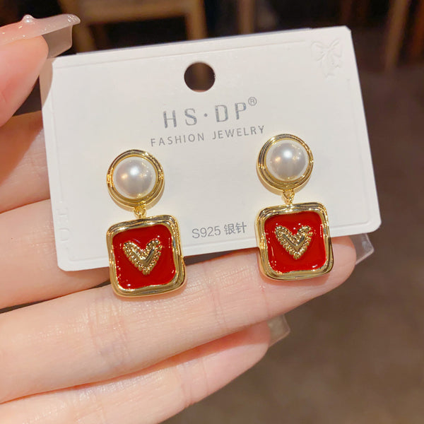 BÔNG TAI TÒN TENG VUÔNG ĐỎ HOẠ TIẾT TIM VÀNG NỔI BẬT