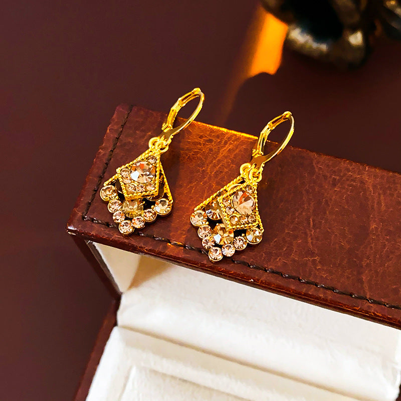 BÔNG TAI KHOEN TÒN TENG HÌNH THOI ĐÔI PHỐI ĐÁ NÂU TRÀ SANG TRỌNG