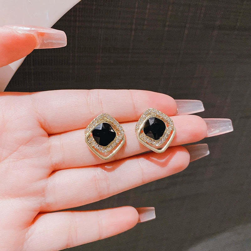 BÔNG TAI HÌNH THOI ĐEN PHỐI VIỀN THOI KÉP ĐÍNH ĐÁ TRẮNG SÁT TAI