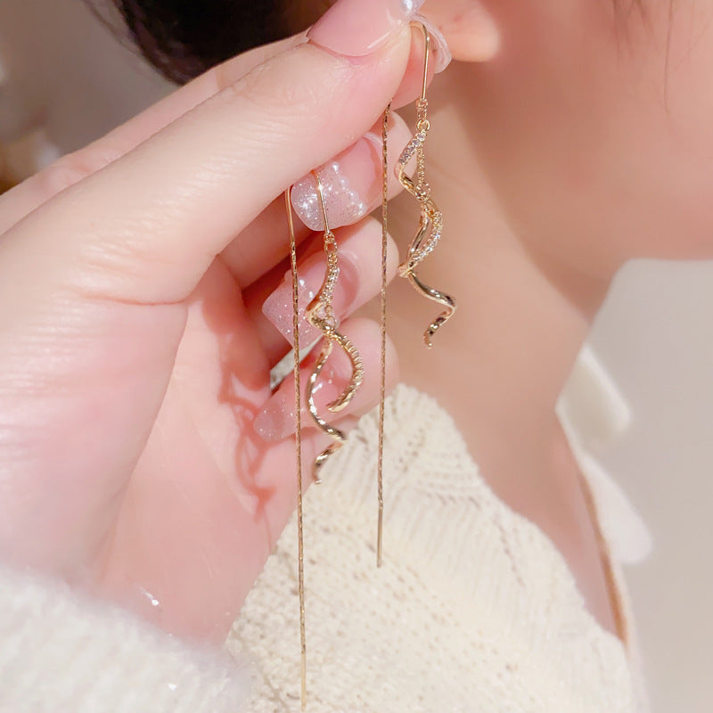 Bông Tai Tòn Teng Uốn Dây Mảnh Đính Đá Trắng Dáng Dài