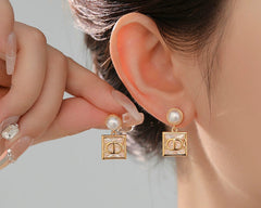 BÔNG TAI TÒN TENG HẠT TRAI PHỐI VUÔNG ĐÁ TRẮNG CHỮ CD