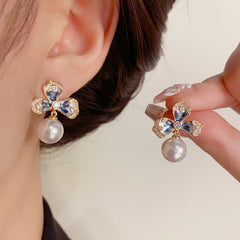 BÔNG TAI TÒN TENG HOA 3 CÁNH XANH ĐÍNH ĐÁ PHỐI HẠT TRAI TRẮNG CAO CẤP