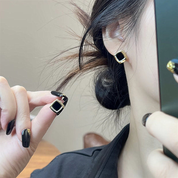 BÔNG TAI HÌNH THOI ĐEN VIỀN ĐÁ TRẮNG DƯỚI SÁT TAI