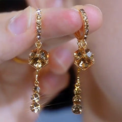 BÔNG TAI KHOEN TÒN TENG PHỐI ĐÁ LẬP PHƯƠNG NÂU TRÀ DÁNG DÀI 3 HẠT SANG TRỌNG