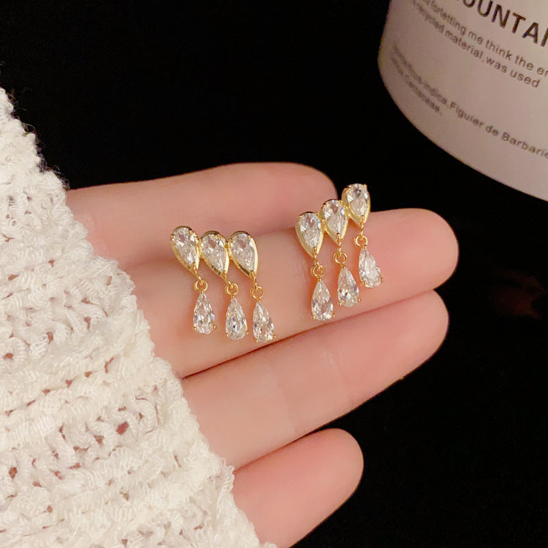 BÔNG TAI DÁNG VÀNH TAI ĐÁ GIỌT NƯỚC TRẮNG 3 HÀNG THỜI TRANG