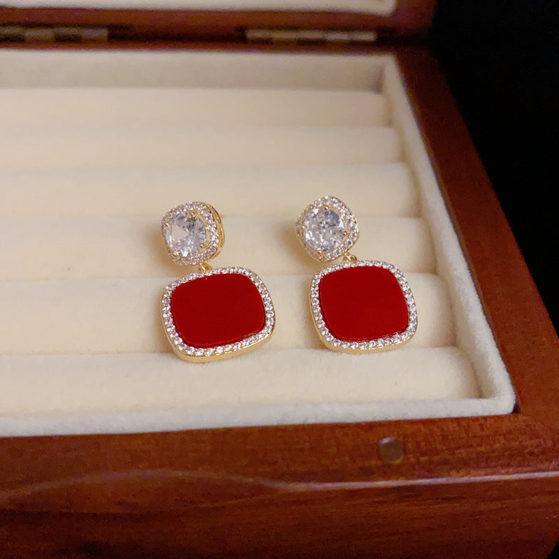 BÔNG TAI TÒN TENG HÌNH VUÔNG ĐÔI MÀU ĐỎ VIỀN ĐÁ TRẮNG NỔI BẬT