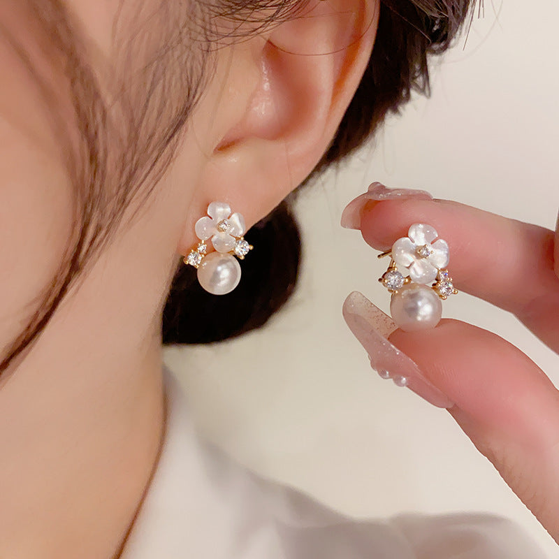 Bông Tai Hoa Xà Cừ Trắng Đính Đá Phối Hạt Trai Sát Tai Nhỏ Xinh