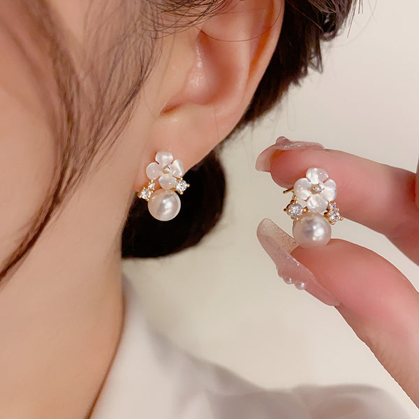 Bông Tai Hoa Xà Cừ Trắng Đính Đá Phối Hạt Trai Sát Tai Nhỏ Xinh