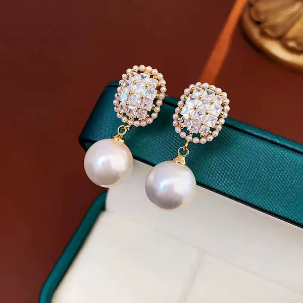 BÔNG TAI DÁNG ĐÁ TRẮNG CHỮ NHẬT VIỀN HẠT TRAI NHỎ PHỐI 1 HẠT TRẮNG SANG TRỌNG