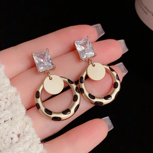 BÔNG TAI TÒN TENG ĐÁ CHỮ NHẬT PHỐI KHOEN NHÁM CHẤM BI ĐEN CÁ TÍNH