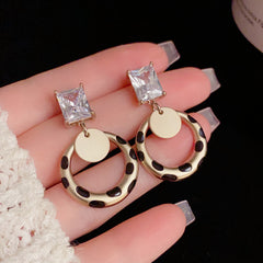 BÔNG TAI TÒN TENG ĐÁ CHỮ NHẬT PHỐI KHOEN NHÁM CHẤM BI ĐEN CÁ TÍNH