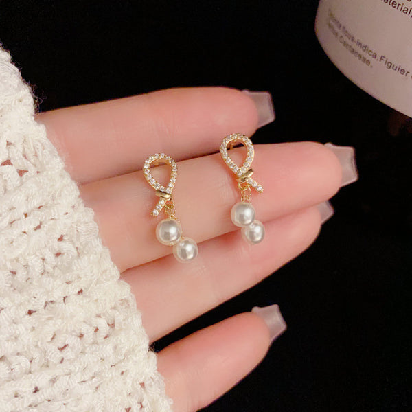 BÔNG TAI DÁNG KNOT ĐÍNH ĐÁ PHỐI 2 HẠT TRAI TÒN TENG NỮ TÍNH