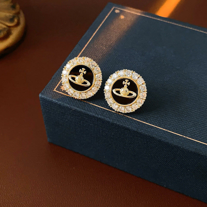 BÔNG TAI HÌNH TRÒN ĐEN VCA VIỀN ĐÁ TRẮNG SÁT TAI