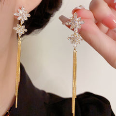 BÔNG TAI TÒN TENG HOA TUYẾT ĐÔI ĐÍNH ĐÁ TRẮNG TUA RUA DÁNG DÀI