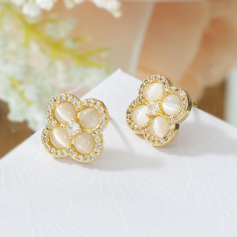 Bông Tai Hình Hoa 4 Cánh Đá Mắt Mèo Viền Đá Trắng Sát Tai