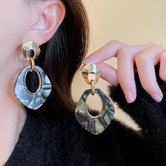 Bông Tai Tòn Teng Hình Học Thoi Xà Cừ Ánh Đen Cá Tính