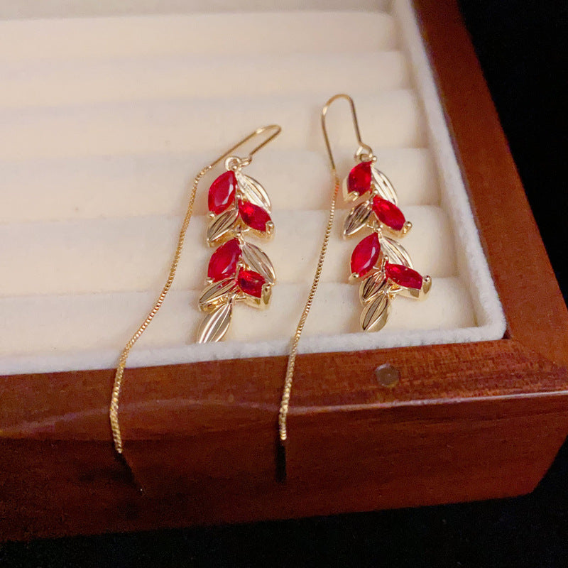 BÔNG TAI TÒN TENG HÌNH LÁ PHỐI ĐÁ ĐỎ DÁNG DÀI NỔI BẬT