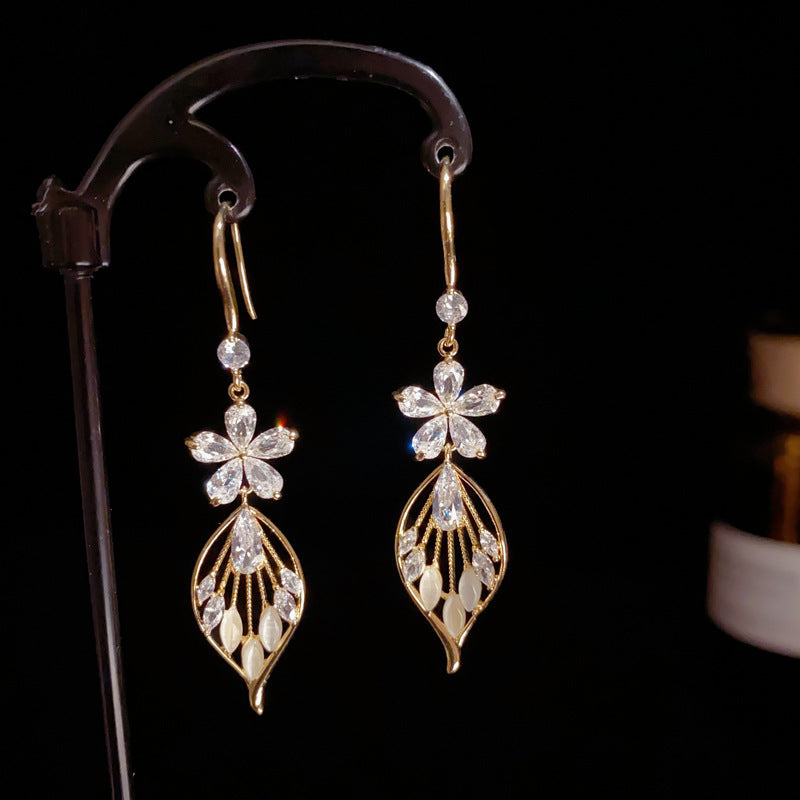 BÔNG TAI TÒN TENG HÌNH HOA 5 CÁNH PHỐI LÁ ĐÍNH ĐÁ MẮT MÈO DẠNG MÓC