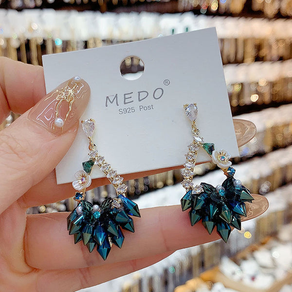 BÔNG TAI TÒN TENG DÁNG GIỌT NƯỚC PHA LÊ XANH PHỐI HOA XÀ CỪ CAO CẤP