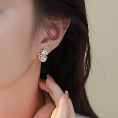 Bông Tai Hoa Hồng Rosie Đính Đá Phối Hạt Trai Trắng Sát Tai Nữ Tính