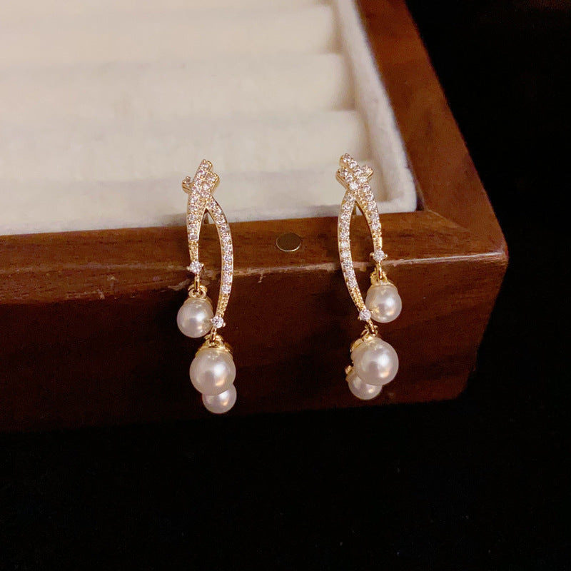 Bông Tai Tòn Teng Dáng X Đính Đá Trắng Phối 3 Hạt Trai Lạ Mắt