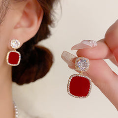 BÔNG TAI TÒN TENG HÌNH VUÔNG ĐÔI MÀU ĐỎ VIỀN ĐÁ TRẮNG NỔI BẬT