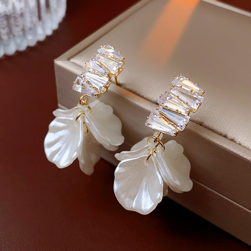 Bông Tai Tòn Teng Đính Đá Chùm Cánh Hoa Rơi Trắng Nữ Tính