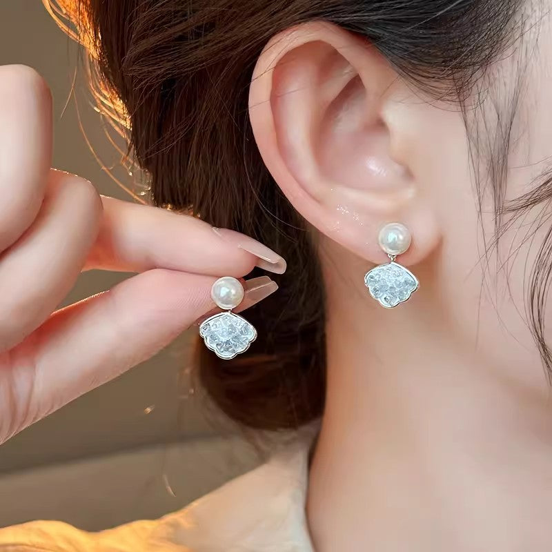 Bông Tai Kiểu Dáng Vỏ Sò Đính Đá Loang Xanh Phối Hạt Trai Xinh Xắn