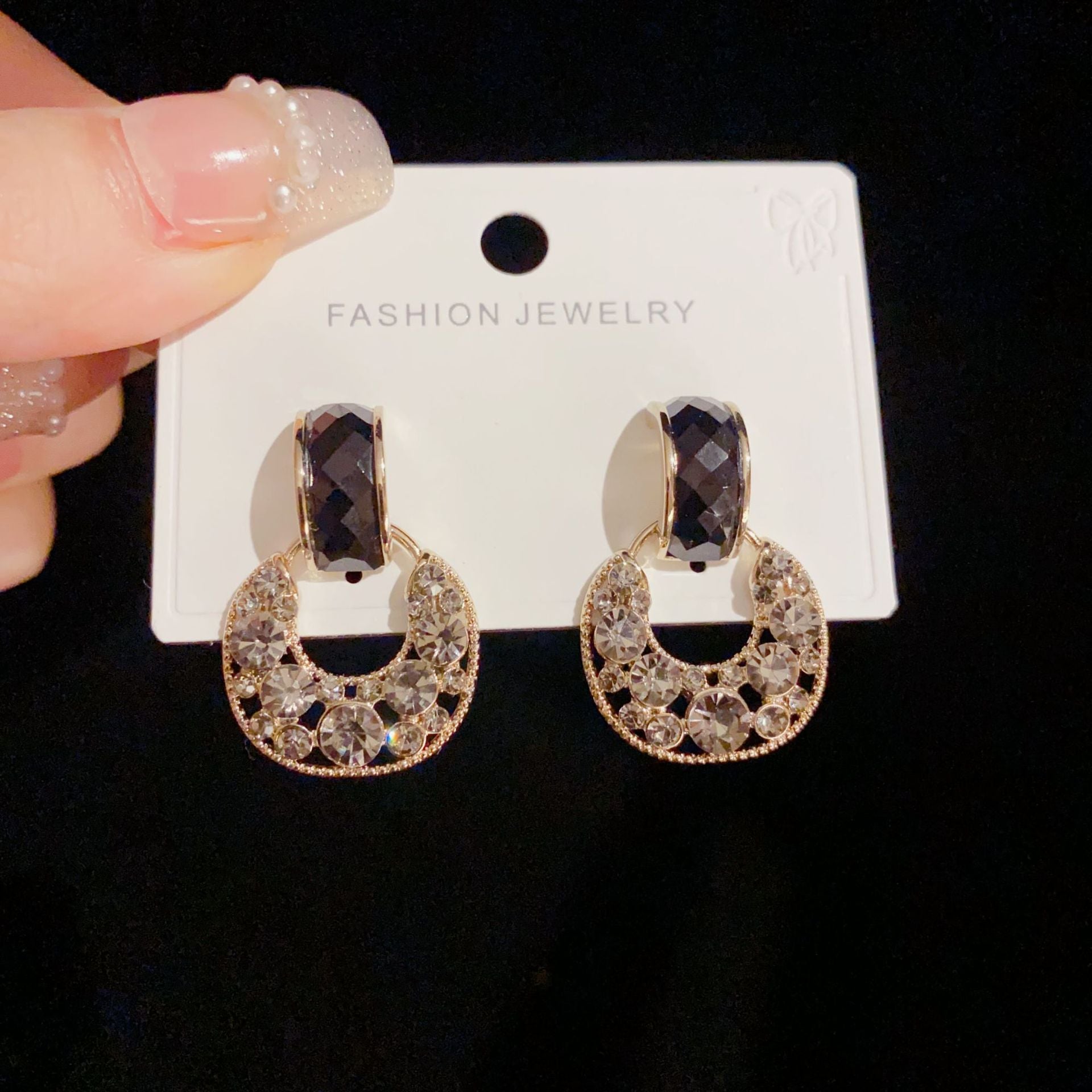 BÔNG TAI TÒN TENG DÁNG TRÒN KHUYẾT PHỐI ĐÁ XÁM ĐEN ĐỘC ĐÁO