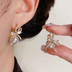 BÔNG TAI HÌNH NƠ ĐÍNH ĐÁ TRẮNG PHỐI HẠT TRAI SAU 2 KIỂU