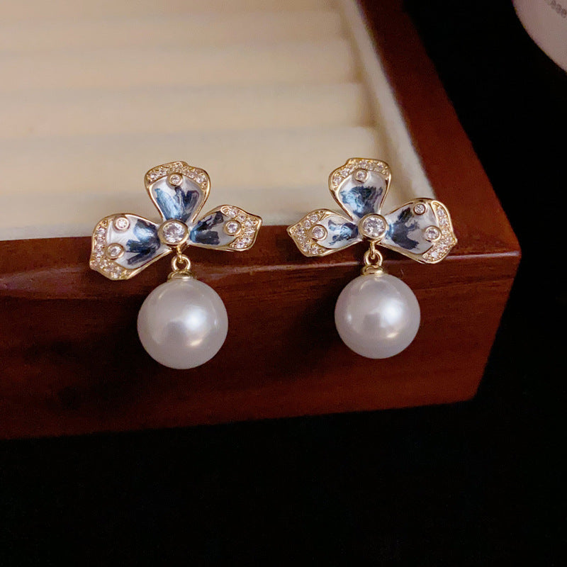 BÔNG TAI TÒN TENG HOA 3 CÁNH XANH ĐÍNH ĐÁ PHỐI HẠT TRAI TRẮNG CAO CẤP