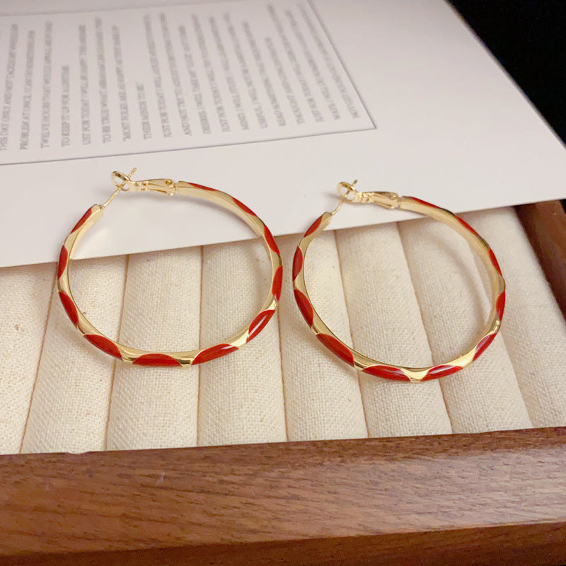 BÔNG TAI KHOEN HOA VĂN BÁN NGUYỆT ĐỎ CÁ TÍNH