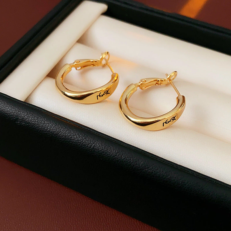 BÔNG TAI KHOEN TRÒN TRƠN PHỐI CHỮ ĐEN YSL BASIC