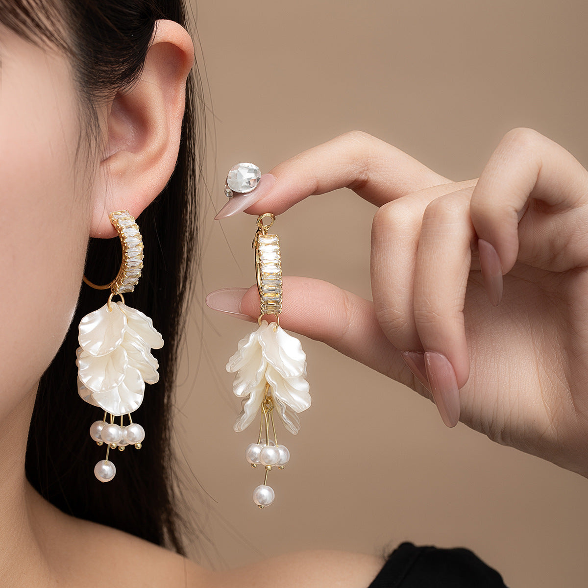 BÔNG TAI KHOEN ĐÍNH ĐÁ TÒN TENG PHỐI CÁNH HOA TRẮNG HẠT TRAI RƠI THỜI TRANG