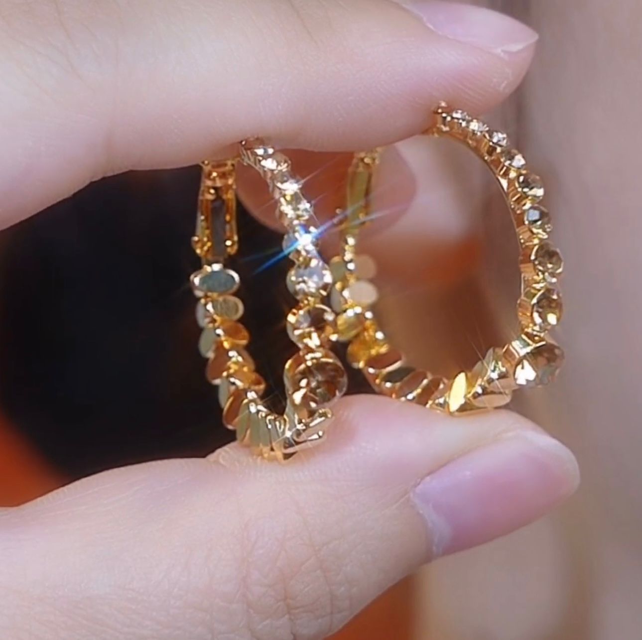 BÔNG TAI KHOEN ĐÍNH ĐÁ NÂU TRÀ 1/2 PHỐI BI VÀNG THỜI TRANG