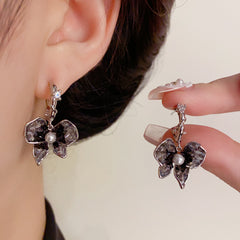 BÔNG TAI TÒN TENG HÌNH NƠ ĐÁ LOANG XÁM ĐEN ĐỘC ĐÁO