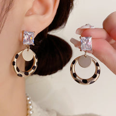 BÔNG TAI TÒN TENG ĐÁ CHỮ NHẬT PHỐI KHOEN NHÁM CHẤM BI ĐEN CÁ TÍNH