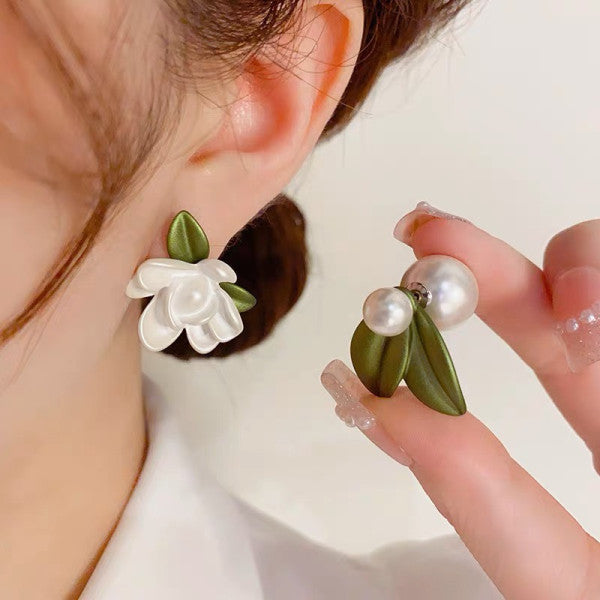 Bông Tai Bất Đối Xứng Hoa Trắng Lá Xanh Sát Tai