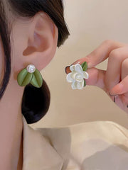 Bông Tai Bất Đối Xứng Hoa Trắng Lá Xanh Sát Tai