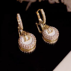 Bông Tai Khoen Tòn Teng Tròn Trắng VIền Đá Phối Chữ D Vàng Nữ Tính