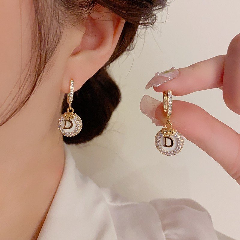 Bông Tai Khoen Tòn Teng Tròn Trắng VIền Đá Phối Chữ D Vàng Nữ Tính