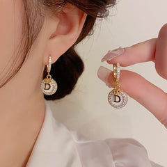 Bông Tai Khoen Tòn Teng Tròn Trắng VIền Đá Phối Chữ D Vàng Nữ Tính